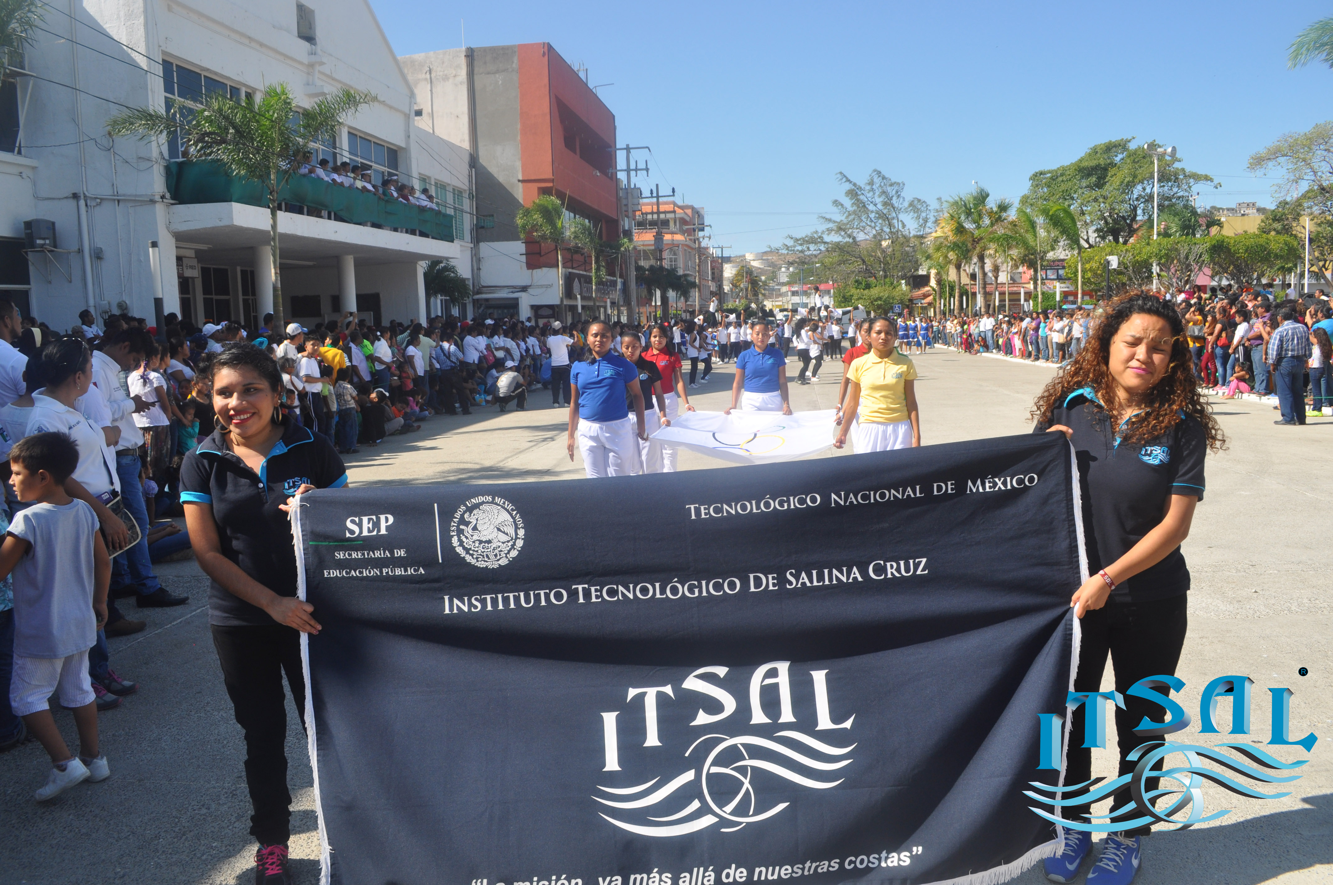 Gran participación del Instituto Tecnológico de Salina Cruz en el desfile del 20 de noviembre